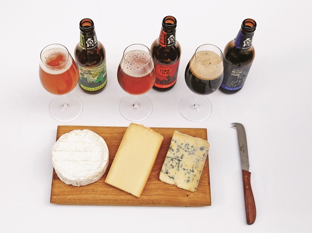 V-aţi gândit vreodată să faceţi asocieri de brânză şi bere? Nu doar vinul se potriveşte cu brânzeturile fine, ci şi berea, însă contează ce punem laolaltă. Care sunt regulile?