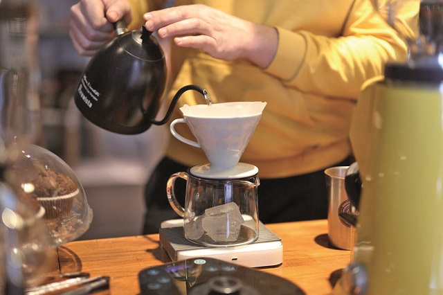 Care este povestea First Coffee şi cum a reuşit Silvia Constantin să adune într-o şcoală de barista cei mai iscusiţi maeştri în arta cafelei din România?
