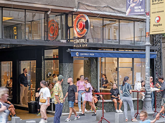 Cum a devenit Centrale pizza-bar noua atracţie de pe Calea Victoriei şi cine se află în spatele locului unde lumea stă la coadă pentru o felie de pizza?