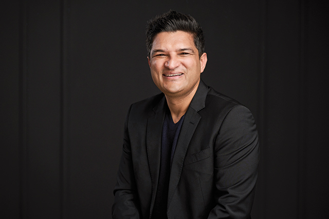 Care este povestea lui Ajay Naqvi, fondatorul brandului de sucuri Blue Renaissance? A trecut de la jobul de manager pentru Coca-Cola India la a fi antreprenor în România, în Făgăraş