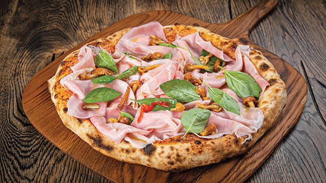 Călătoria gustului sau cum a ajuns ucenicul unui maestru napoletan să lanseze Pizza di Mora, noul loc popular de pe Calea Victoriei?