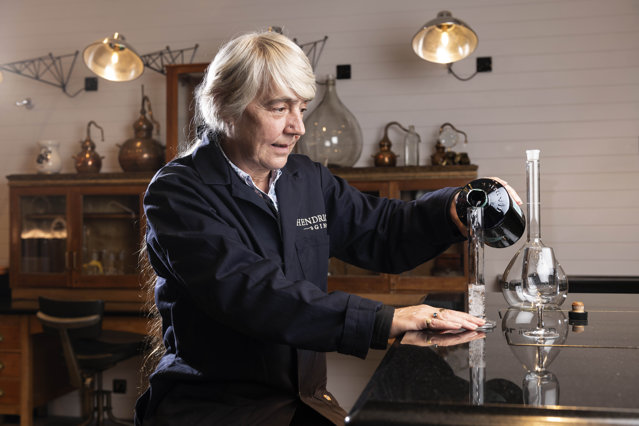 Lesley Gracie este omul care reuşeşte să transpună arome, simţuri şi amintiri în fiecare sticlă de gin Hendrick’s? Cum a contribuit ea la popularizarea ginului?