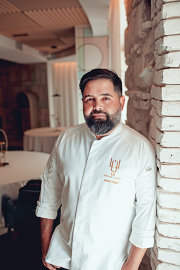 Cum a transformat Juanlu Fernández cartea de reţete a bunicii în "fundaţia" unui restaurant care a primit o stea Michelin 