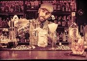 Ce este un bar speakeasy, un concept tot mai popular, importat din perioada prohibiţiei din SUA, unde poţi să bei un cocktail alături de o „mână“ de oameni care cunosc parola pentru a pătrunde în această lume secretă?