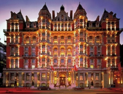 Hotelurile londoneze se întrec în pachete “de nuntă regală” -de la majordomi, maşini private, cină în casa membrilor familiei regale până la poveşti de prinţese
