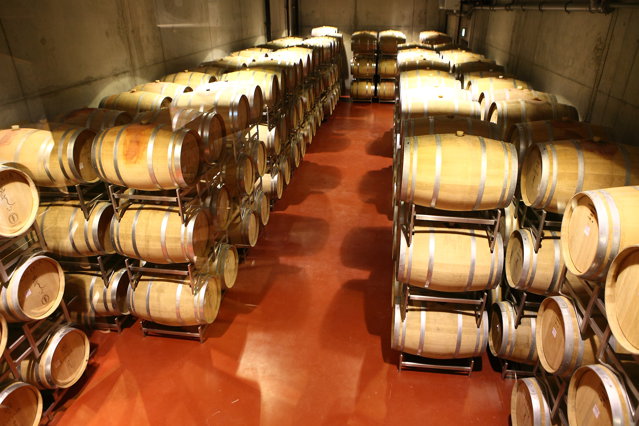 Camera de învechire a vinului în baricuri (butoaie mici) de stejar nu seamănă cu imaginea tradiţională a cramelor întunecoase cu butoaie uriaşe.
