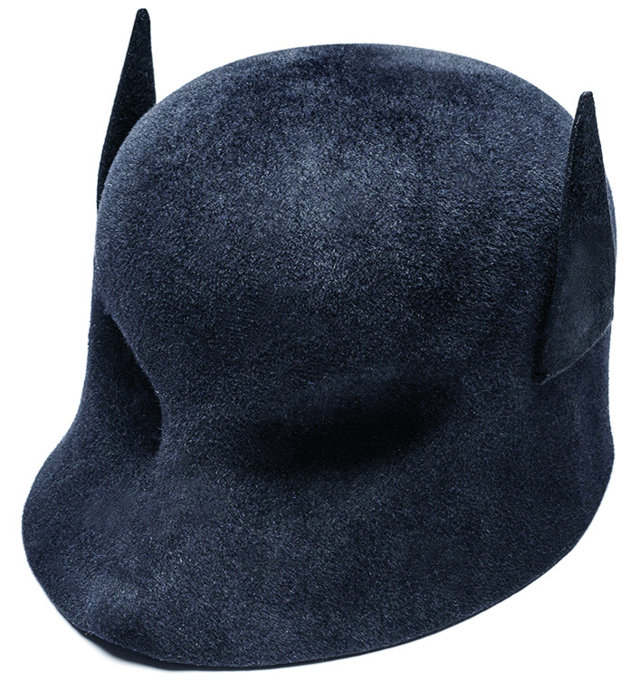 Pălărie Batman Kristina Dragomir, preţ 130 de euro, www.kristinadragomir.com