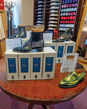 Victor Vulpe, medaliat cu argint la Campionatul Mondial al Creatorilor de Pantofi, realizează două-trei perechi de încălţări pe an şi lucrează câteva luni la fiecare. Cât costă creaţiile lui şi cine le poartă?