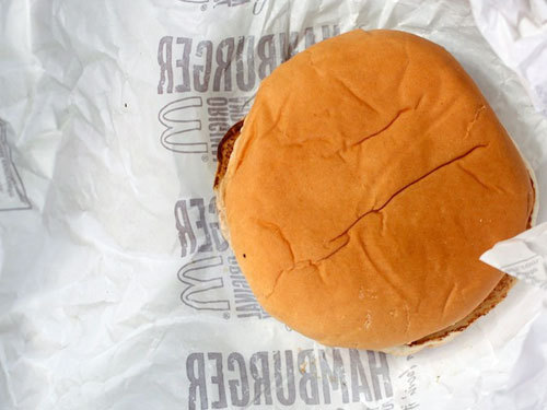 Mitul burgerului de la McDonald's care nu a mucegăit nici după şase luni, demontat