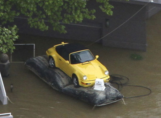 Ingeniozitate: Porsche salvat din calea inundaţiilor cu ajutorul unei perne de aer