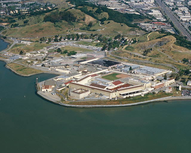 10. San Quentin - În 1930 acest penitenciar a fost sub conducerea unui management corupt până când noul director din anul 1940, Clinton Truman Duffy, a implementat o reformă prin care toţi deţinuţii au fost raşi în cap şi obligaţi să poarta uniforme numerotate. În prezent, închisoarea este una dintre cele mai periculoase din Statele Unite, aici fiind deţinuţi cei mai violenţi criminali din California.