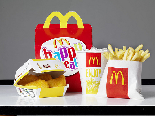 McDonald’s renunţă la calorii şi înlocuieşte cartofii din Happy Meal-uri cu mere