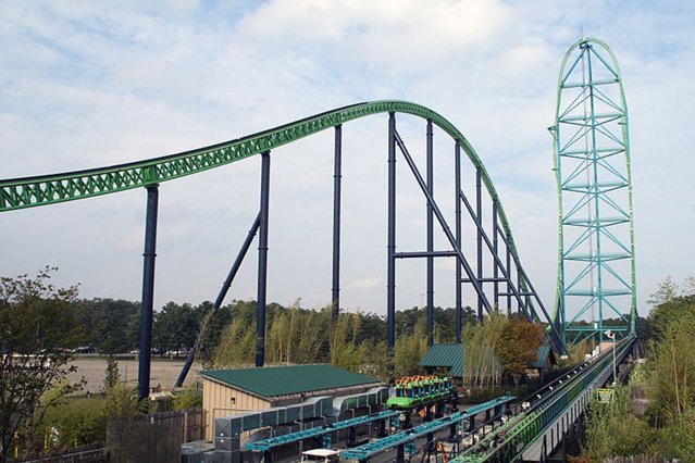 1. În parcul de distracţii Six Flags Great Adventure din New Jersey se găseşte cel mai înalt roller coaster din lume , cu o înălţime de 139 de metri.