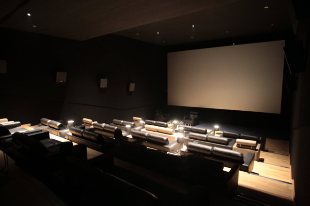 Cum arată cinematograful din Băneasa cu nouă zile înaintea deschiderii: canapele din piele neagră în sălile VIP, ecran de 21 de metri în sălile de 500 de locuri - GALERIE FOTO