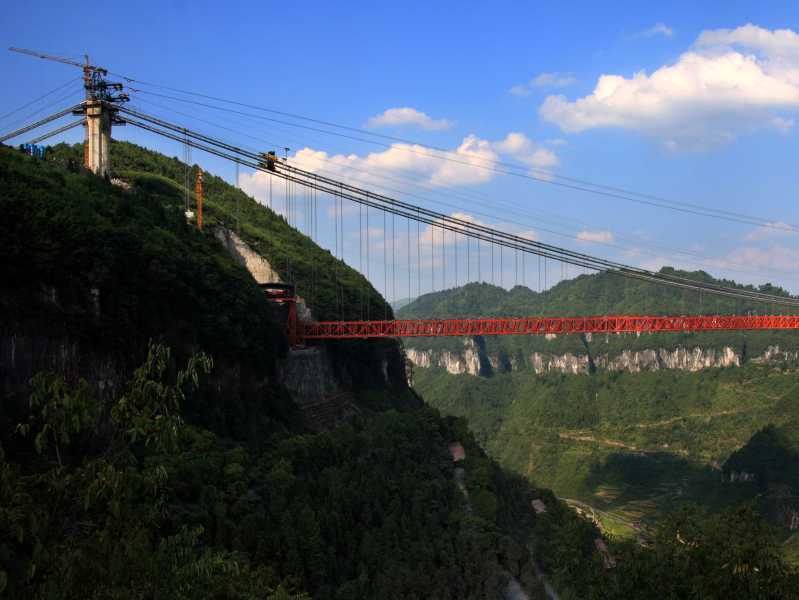 Chinezii au făcut-o din nou: Au construit cel mai lung pod din lume, apoi l-au inaugurat şi pe cel mai înalt. VIDEO