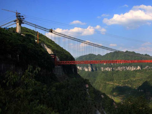 China bate record după record: Tocmai a inaugurat cel mai înalt pod din lume VIDEO