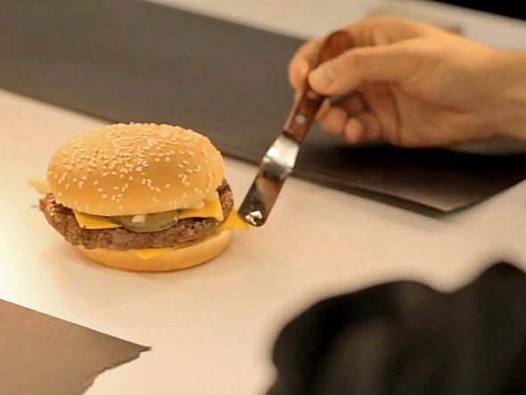 Cum prepară McDonald's hamburgerii înainte să apară în reclame. VIDEO