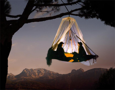 Locul în care dormitul în cord vă taie respiraţia.  Campingul în care vizitatorii dorm printre copaci într-un cort agăţat - VIDEO 