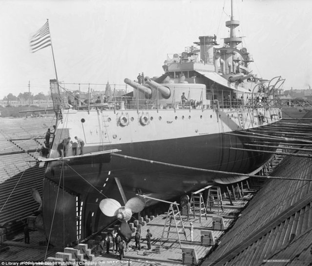 USS Oregon andocat pe santierul naval din Brooklyn, dupa batalia de la Santiago de Cuba, din 1898