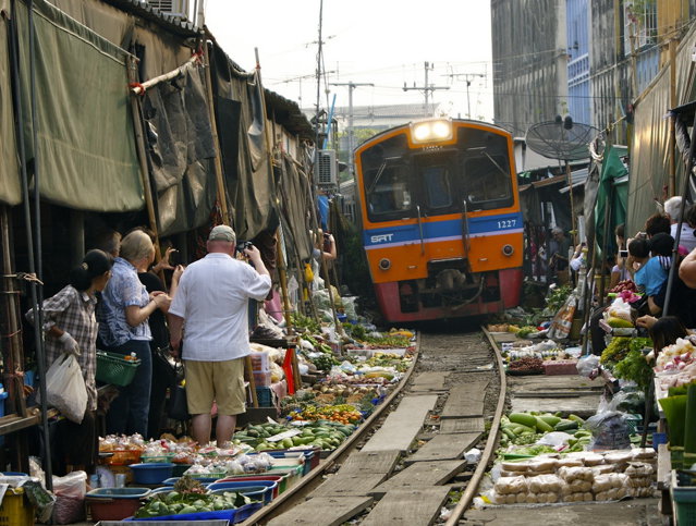  "Strângeţi marfa că vine trenul!". Cum arată cea mai periculoasă piaţă din lume. Galerie FOTO. VIDEO 