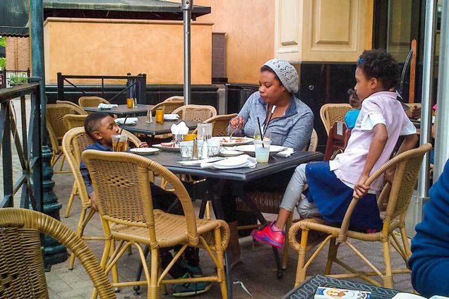 Familie tipic americană la prânz la Cheesecake Factory, pe terasa unui mall din Atlanta. Un prânz costă circa 25-30 $ de persoană