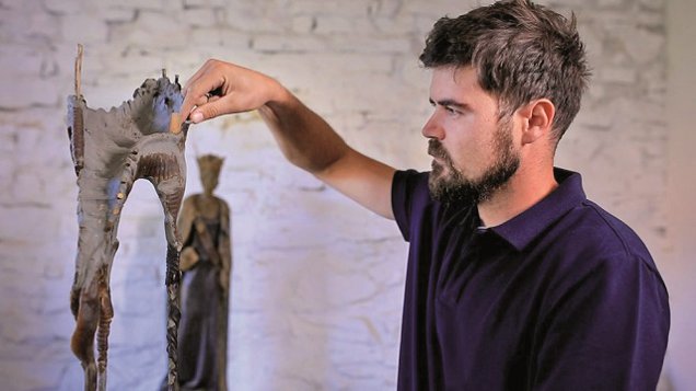 Cristian Crestincov, artist plastic, sculptor în bronz de specialitate: „Oamenii care vin direct la atelier par mai interesaţi de artă în bronz şi apreciază experienţa timpului petrecut aici, poate datorită mediului şi  interacţiunii directe vizuale cu sculpturile, cu spaţiul de producţie şi cu noi.“