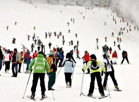 Lista preţurilor în staţiunile de schi. Pentru ce stau zeci de ore în maşină românii care merg la munte