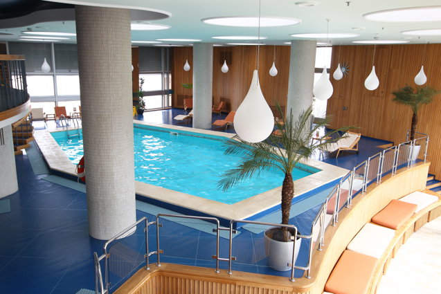 Clubul de sănătate al hotelului, situat la etajul 22. Clubul dispune de o sală de gimnastică, piscină interioară încălzită, o saună şi o baie cu aburi. Piscina are 12 metri lungime, 5 metri lăţime şi un metru jumătate adâncime.