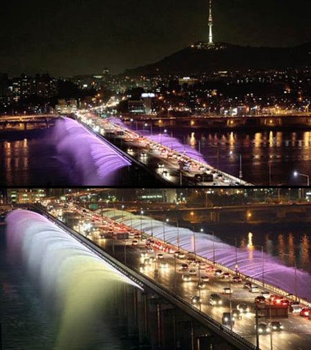 Banpo Fountain Bridge care traversează râul Han din Seoul, capitala Koreei de Sud este o atracţie majoră pentru turişti.