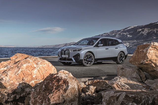 Simfonie electrificată: Gama "i" de la BMW revine în prim-plan cu iX, un SUV „teleportat“ din 2030 şi i4, care promite senzaţii sport tipice unui "M". GALERIE FOTO
