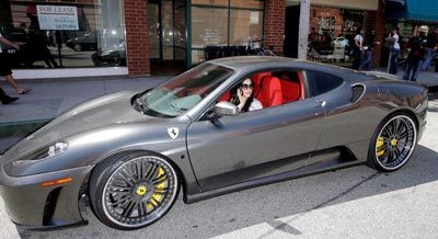 10. Kim Kardashian – Ferrari F430. Vedeta de televiziune Kim Kardashian este deseori fotografiată în Ferrariul său negru care costă 186.926 de dolari.