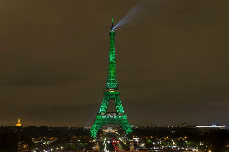 Imaginea articolului Turnul Eiffel va fi protejat de un perete de sticlă antiglonţ cu înălţimea de 2,5 metri
