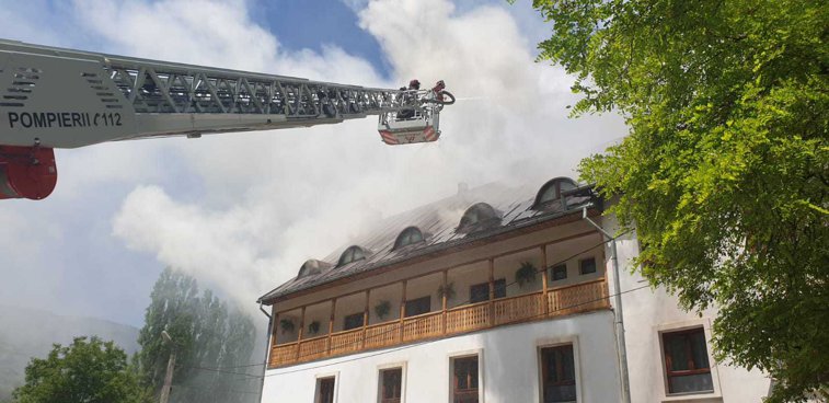Imaginea articolului Incendiu puternic la acoperişul Mănăstirii Râmeţ | FOTO