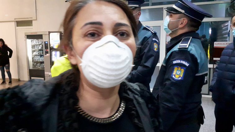 Imaginea articolului VIDEO. Pasagerii din Italia, aşteptaţi cu „mascaţii” pe Aeroportul Craiova. Toate persoanele aflate la bordul avionului au trecut prin filtre de control