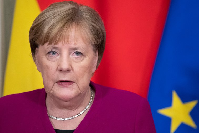 Imaginea articolului Video: Ministrul german de Interne a refuzat să îi strângă mâna Angelei Merkel, din cauza coronavirusului