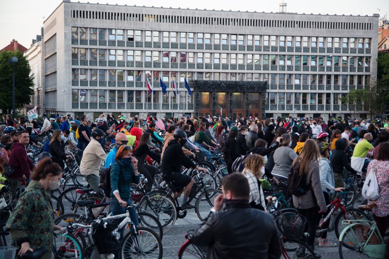 Imaginea articolului Proteste într-o capitală europeană. Aproximativ 10.000 de oameni au ieşit pe străzi în plină pandemie