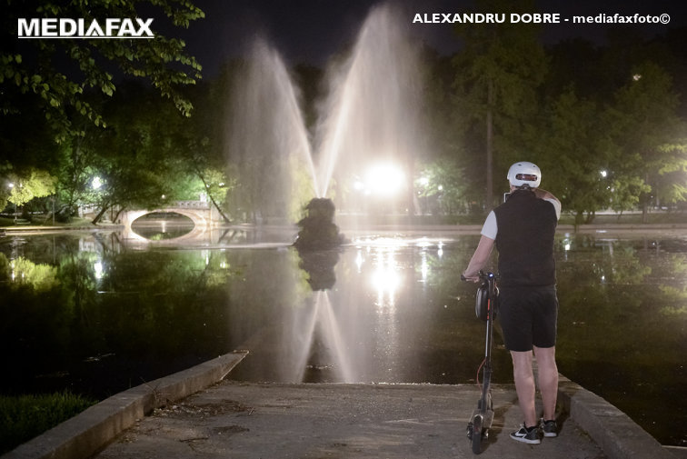 Imaginea articolului GALERIE FOTO. Lume în parcul Cişmigiu, la miezul nopţii. Cum au profitat românii de ridicarea stării de urgenţă