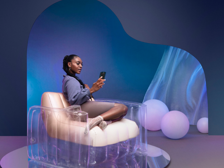 Imaginea articolului Motorola lansează fotoliul gonflabil perfect pentru modelul lor de telefon, Razr
