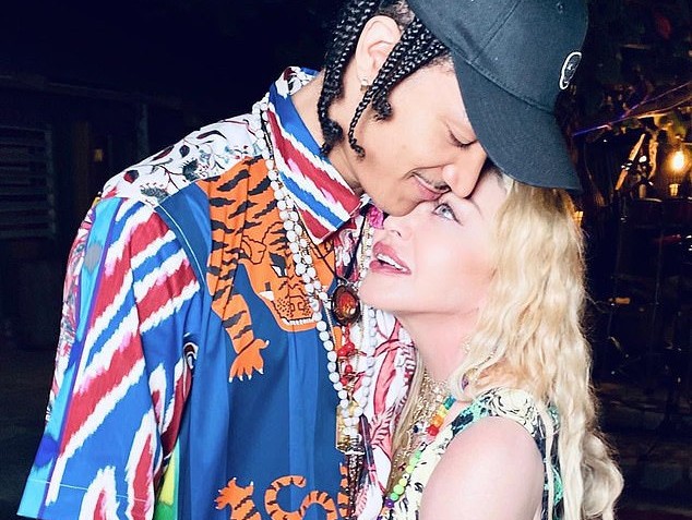 Imaginea articolului Madonna se distrează de ziua ei în Jamaica, alături de iubitul ei în vârstă de 23 de ani