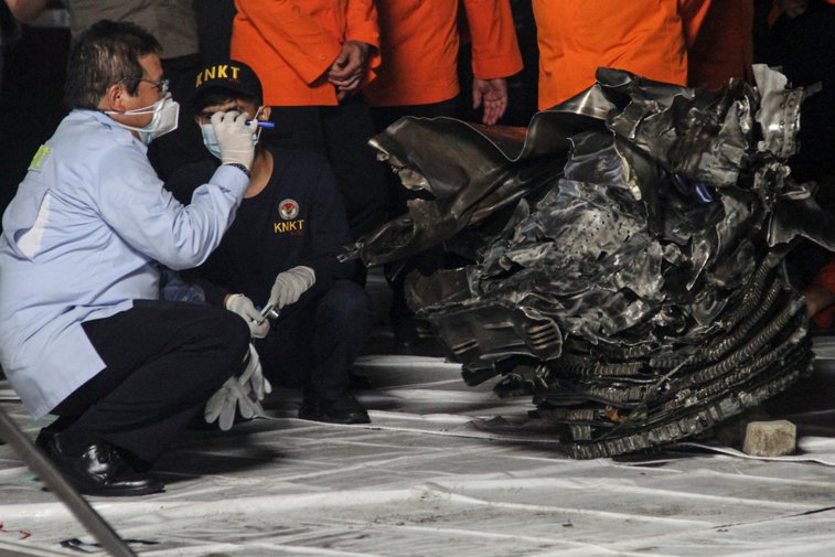 Imaginea articolului Accidentul aviatic: Au fost localizate cutiile negre ale aeronavei Boeing 737 Sriwijaya Air care transporta 62 de persoane