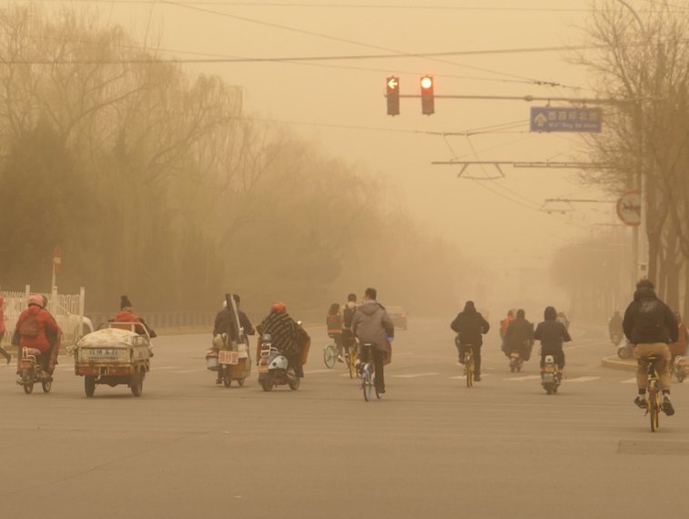 Imaginea articolului Capitala Chinei lovită de furtunile de nisip. Mai multe persoane au murit şi alte 80 sunt date dispărute