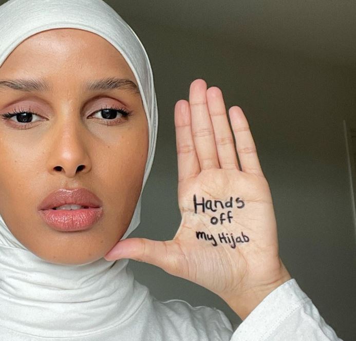 Imaginea articolului Modelul Rawdah Mohamed a început campania #Handsoffmyhijab. Reacţia ei vine în urma deciziei Franţei de a interzice hijabul