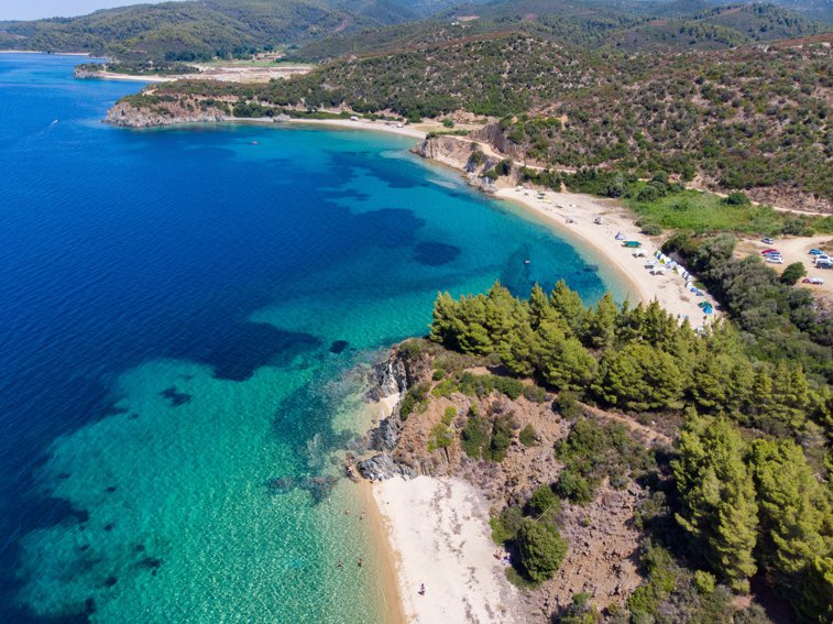 Imaginea articolului Grecii au făcut plajă cu o săptămână înainte de deschiderea oficială a sezonului estival. Elenii, gata de invazia turiştilor