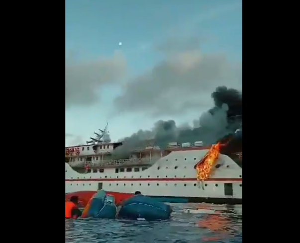 Imaginea articolului VIDEO Un feribot a luat foc în Indonezia. 200 de pasageri şi membri ai echipajului s-au salvat sărind în apă