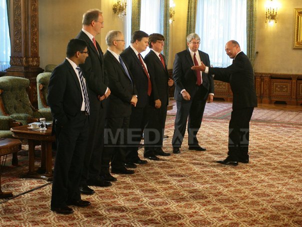 Imaginea articolului Băsescu: Nu mă văd cu FMI. Guvernul e încordat în negocieri pe reducerea TVA, CAS, impozit regresiv