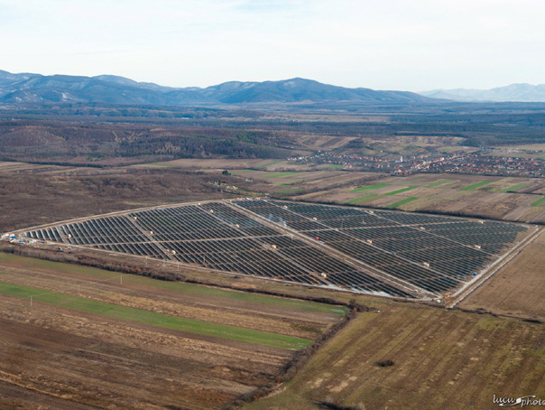 Imaginea articolului O investiţie de 100 de milioane de euro într-un parc fotovoltaic, aproape de finalizare în Arad - FOTO
