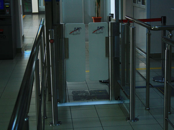 Imaginea articolului PREMIERĂ NAŢIONALĂ pe Aeroportul Timişoara: Porţi automate de preîmbarcare, cu cititor de bilete - FOTO