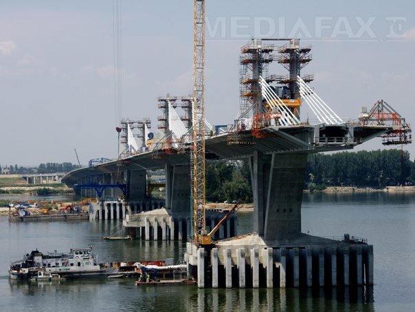 Imaginea articolului Podul Calafat-Vidin va fi inaugurat vineri. Comisarul european Johannes Hahn participă la eveniment. Ponta l-a invitat şi pe Mugur Isărescu