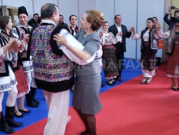 Imaginea articolului REPORTAJ: Ministrul Grapini a dansat pe melodii populare la târgul de turism şi s-a pozat cu o machetă cu Messi - FOTO