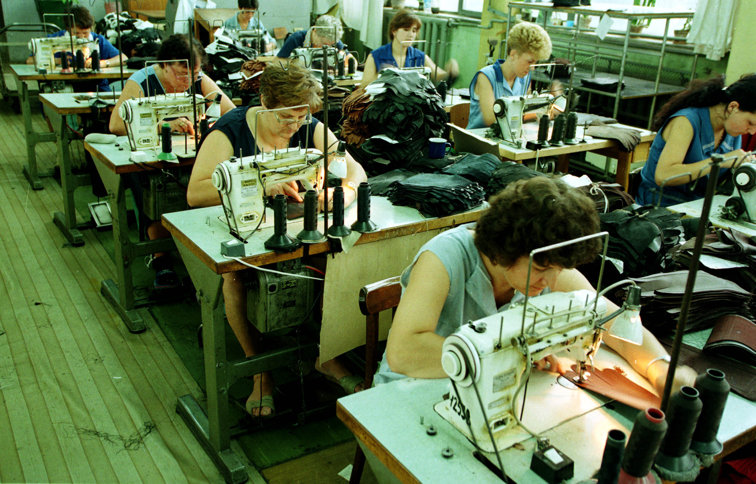 Imaginea articolului O companie britanică a decis să închidă fabrica de la Urziceni, lăsând pe drumuri 350 de croitorese: "A devenit prea scump să producem în România"